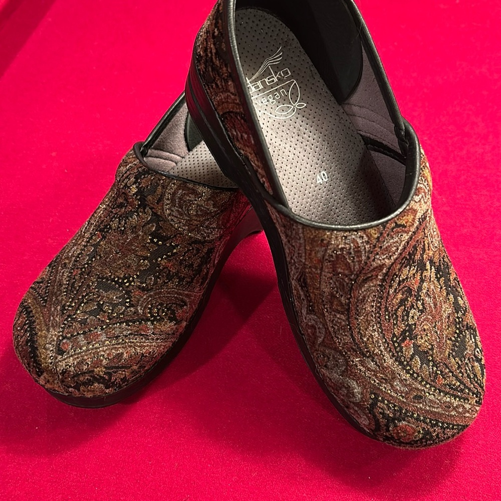 EUC Dansko size 40 clog shoes